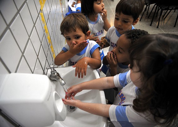 kids washing hands 